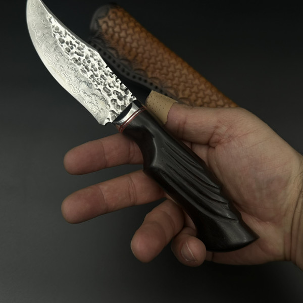 Широк японски ловен нож MYATO HUNTER 114 DAMASK, стомана VG10, дръжка абанос и кожена кания FISH
